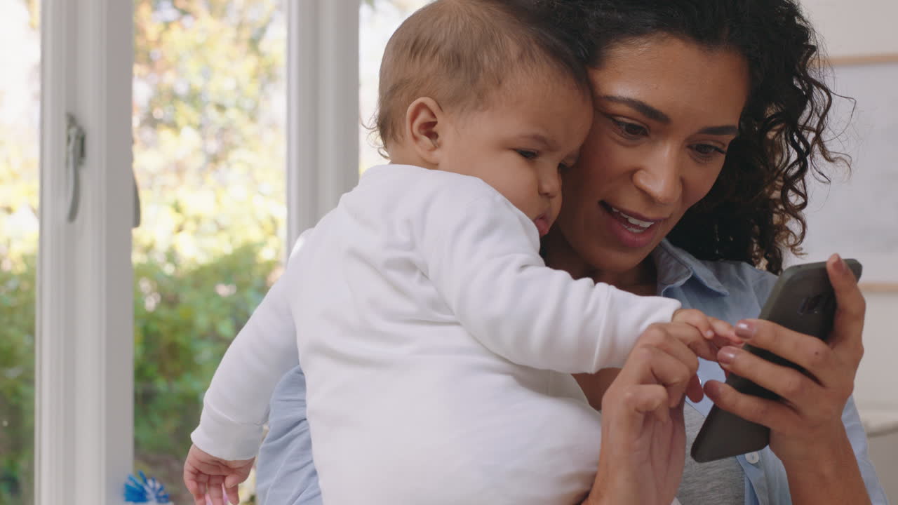 madre y bebé felices chateando por video usando un teléfono inteligente madre sosteniendo a su bebé disfrutando de la tecnología móvil compartiendo el estilo de vida de la maternidad con una amiga en las redes sociales