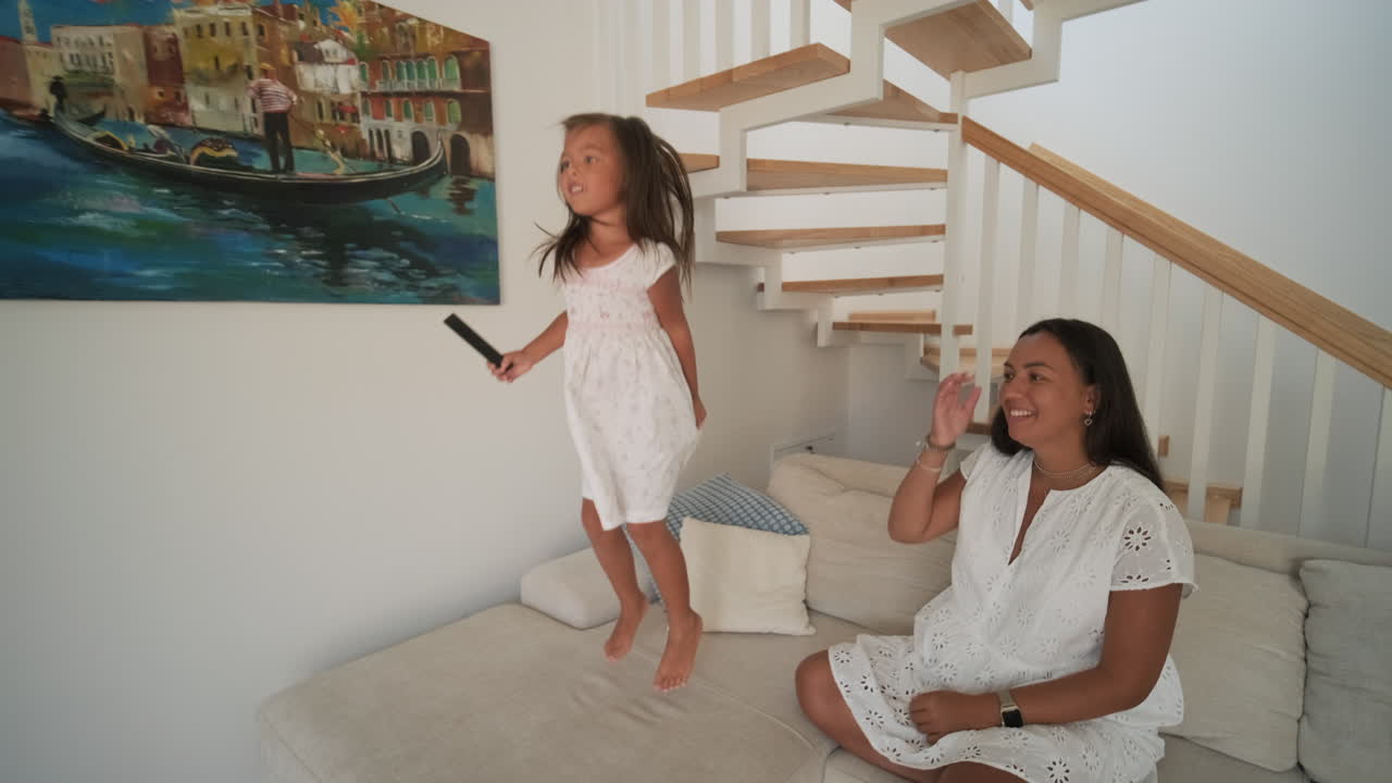 어머니 와 딸 이 집 에서 놀고 있는 순간