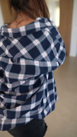 mujer con camisa a cuadros y falda negra