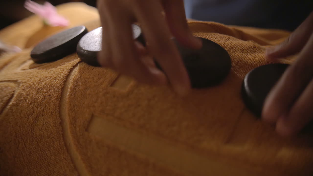 수건으로 인 몸에 뜨거운 돌