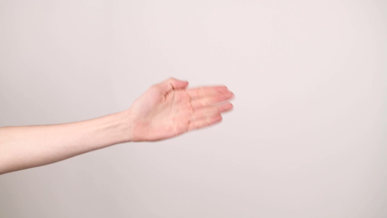 흰색 배경에 가위바위보를 하고 있는 왼쪽 손