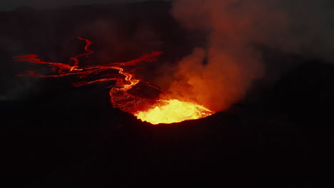 Hochwinkelansicht-Von-Magma-Im-Krater-Bei-Nacht.-Orangefarbene-Wege-Fließender-Lava-Am-Hang-Des-Berges.-Fagradalsfjall-Vulkan.-Island,-2021