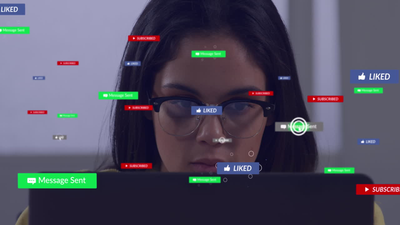 animación de iconos de redes sociales contra mujeres biraciales que usan tabletas digitales en casa