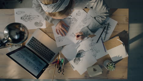 artista trabajando en bocetos cómicos