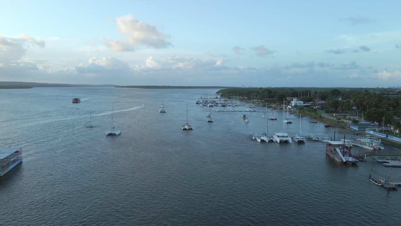 los veleros catamarán atracados al atardecer en la playa tropical de brasil
