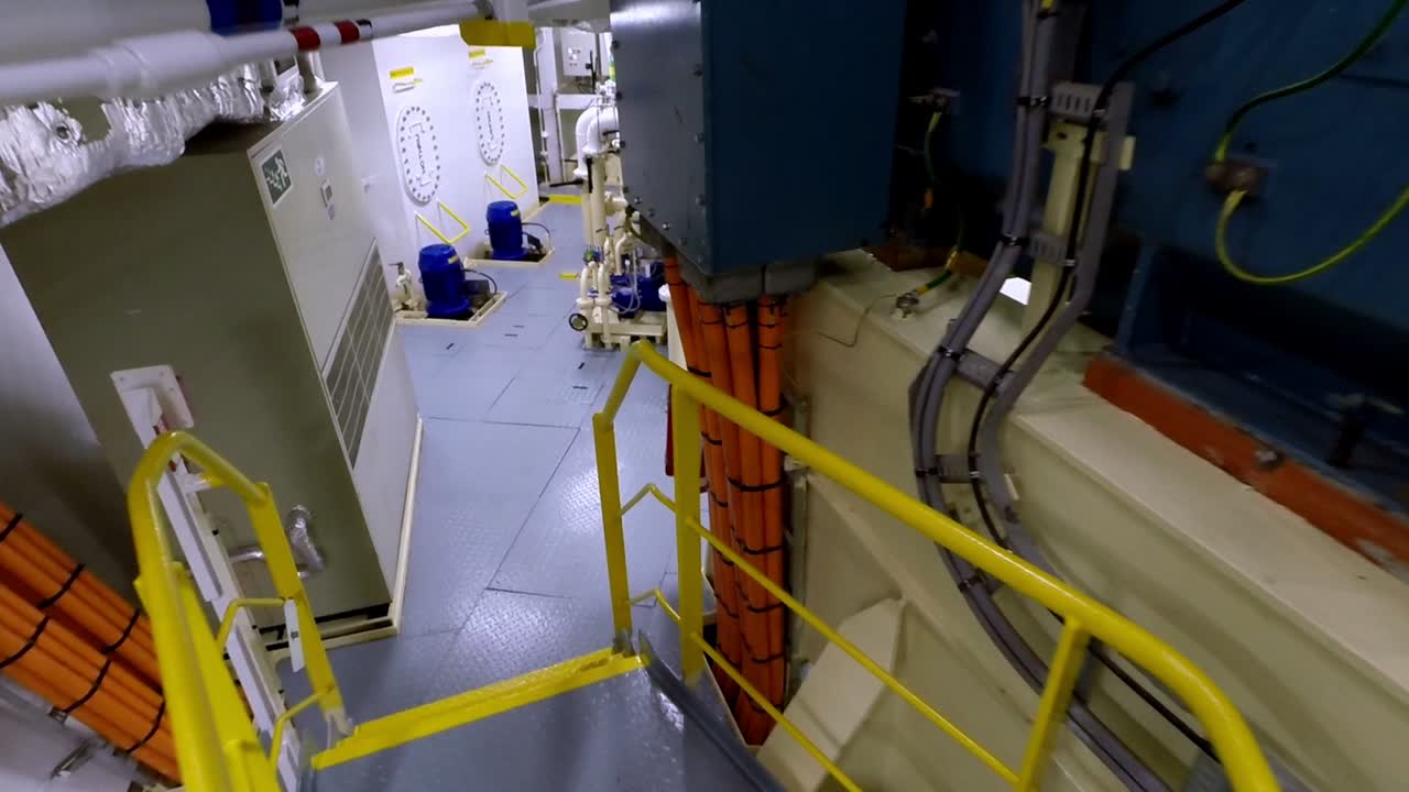 caminando explorando el equipo altamente detallado que