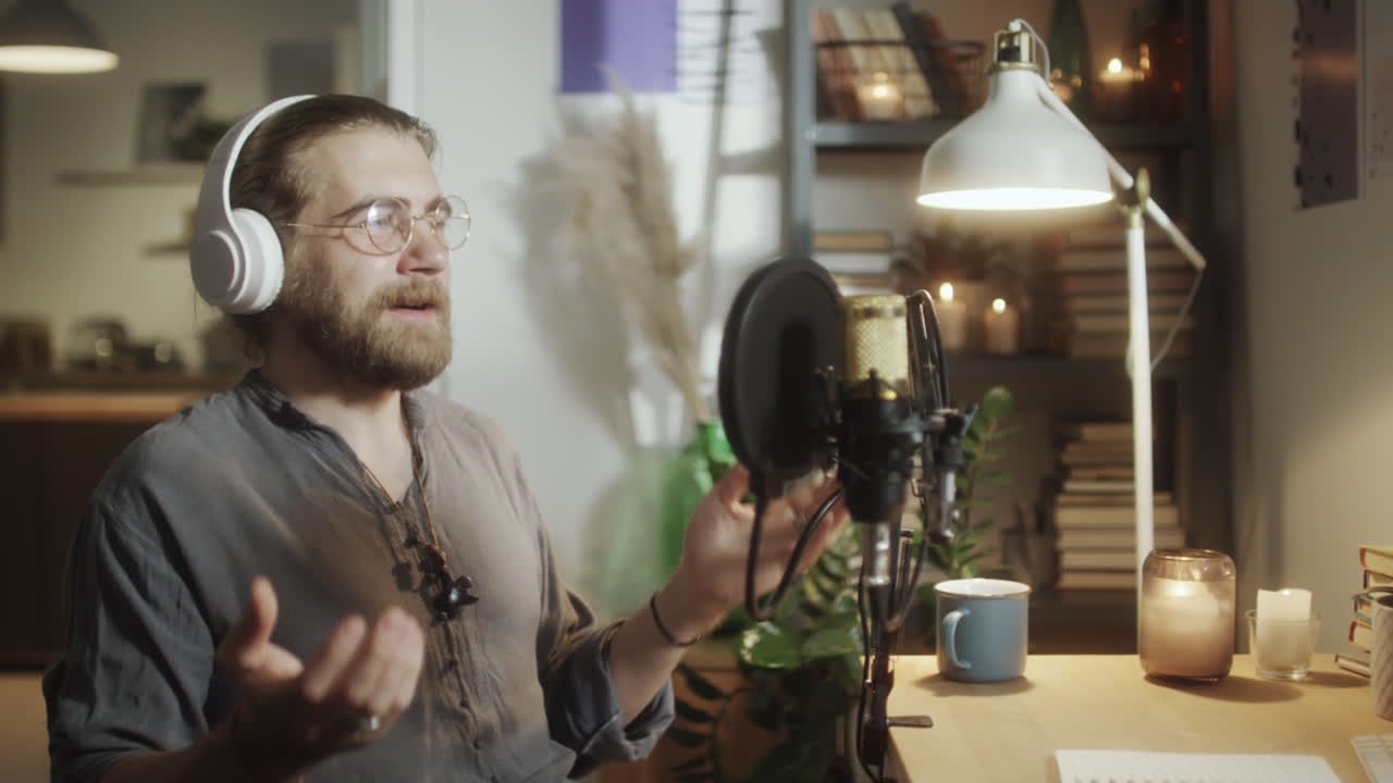 Uomo che registra il podcast in home studio