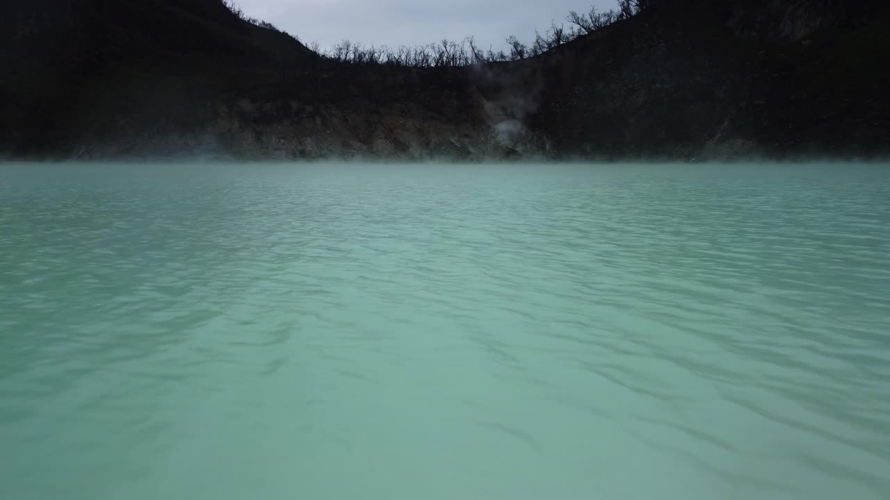 인도네시아 의 호수 위 에 있는 낮은 공중 드론 과 함께 하 ⁇  크레이터 카와 하 ⁇