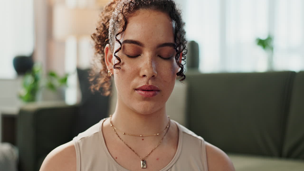 mujer meditando con los ojos cerrados