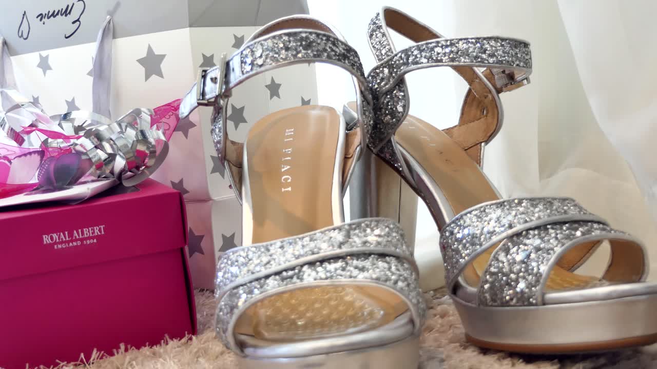 신부 결혼식 신발의 근접 촬영 샷