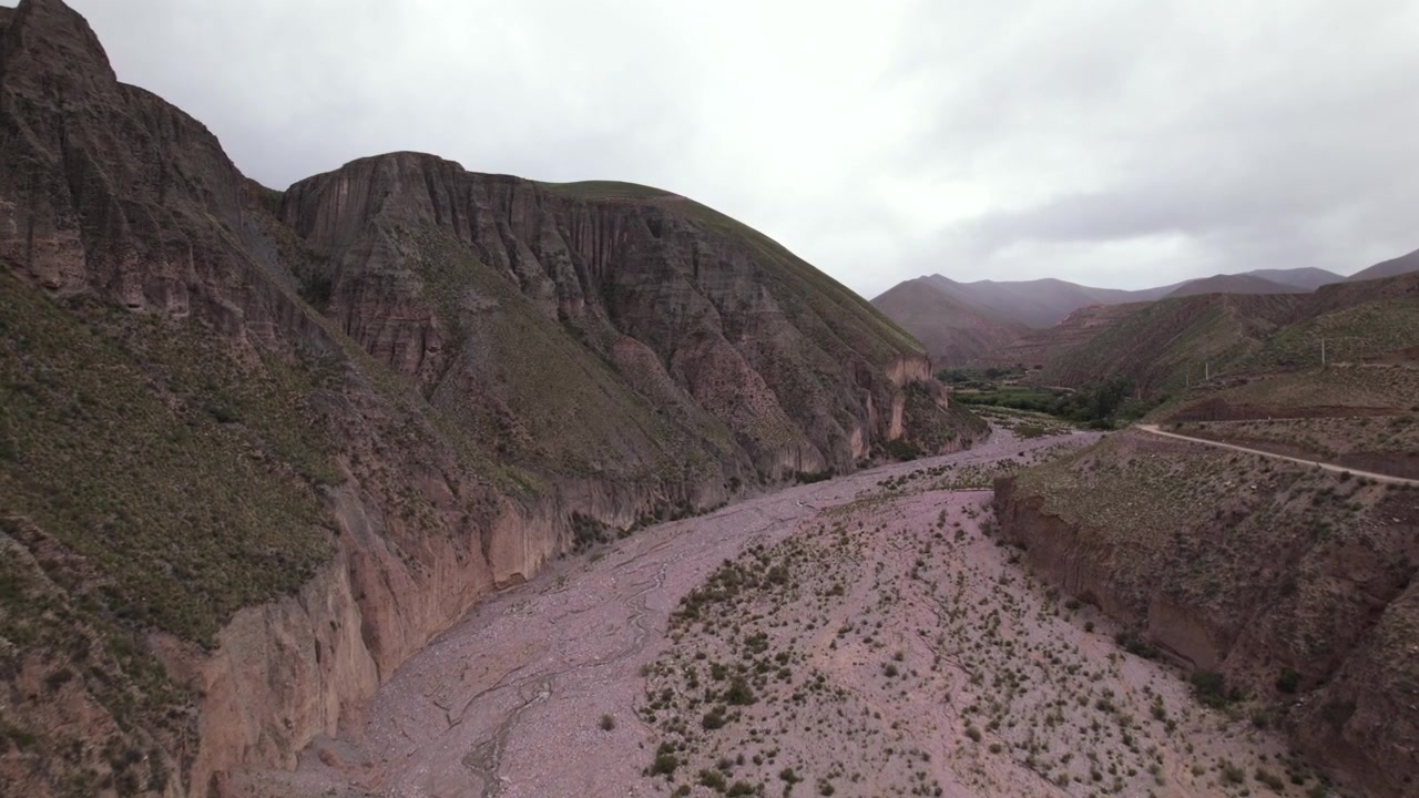 4K drönarvy från luften över Abra del Cóndor på vägen till Iruya, Salta, Argentina. Spektakulärt andinskt bergspass med dramatiska dalar, slingrande vägar och hisnande höghöjdslandskap