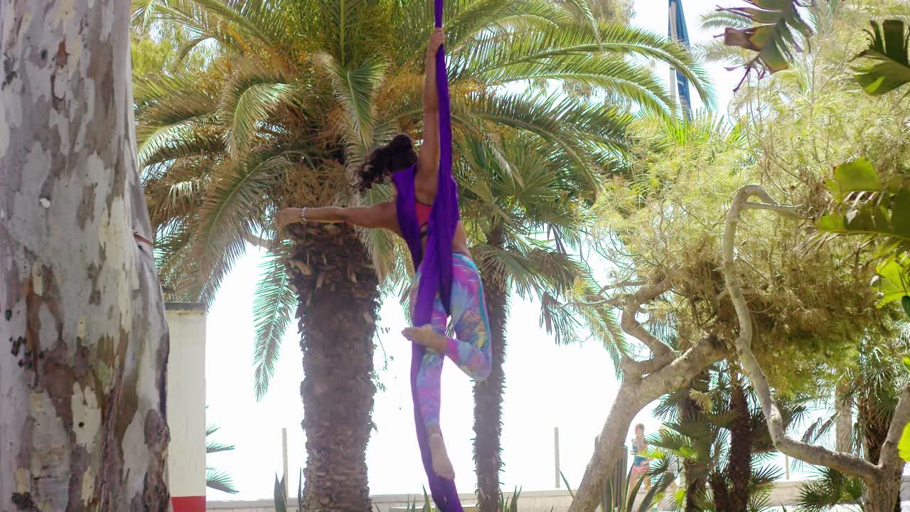 hermosa y fuerte gimnasta joven