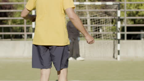 vista trasera de un deportista senior irreconocible que pierde un gol