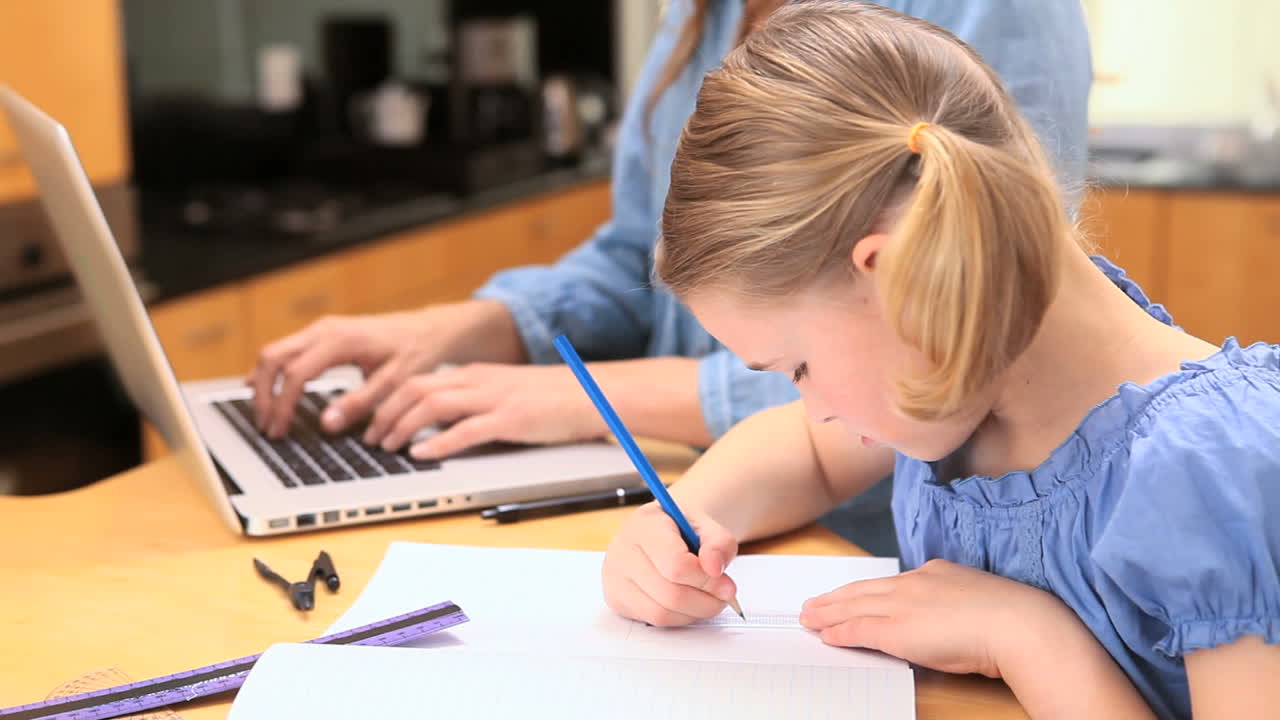 el dibujo de la chica seria