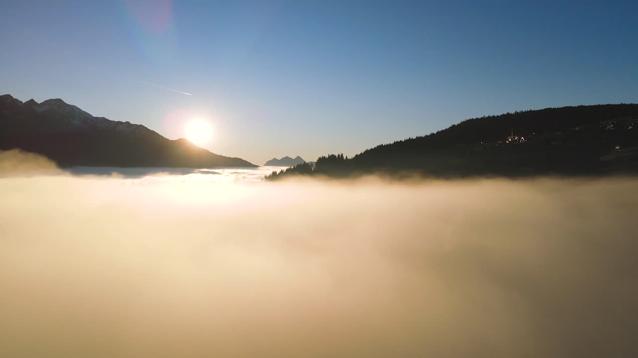 일몰 때 산 계곡 위 에 있는 구름