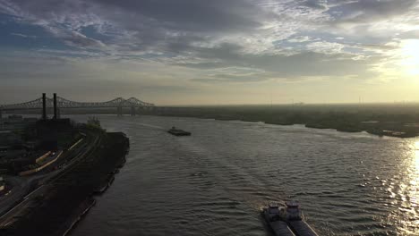 Río-Mississippi-Activo-Al-Amanecer-En-Nueva-Orleans,-Louisiana