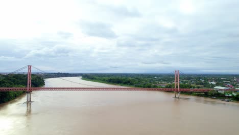 sea testigo de la majestuosa belleza del puente sobre el río madre de dios en esta vista panorámica de puerto maldonado.