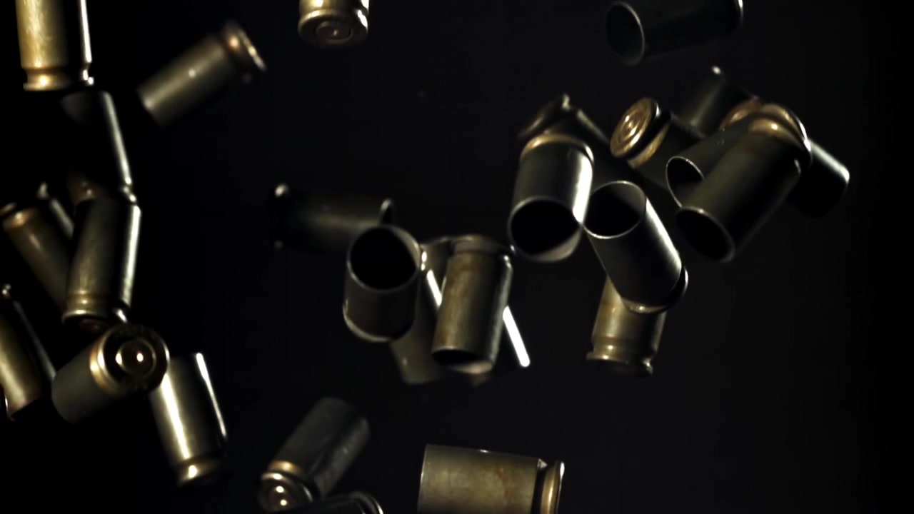 Kogelhulzen vallend in slow motion op zwarte achtergrond