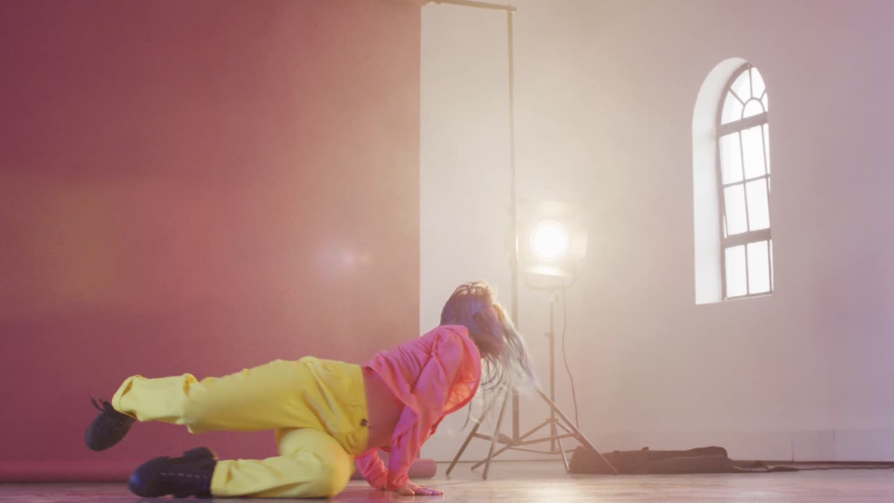 feliz bailarina caucásica bailando sola en un estudio de baile, cámara lenta