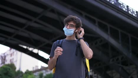 messenger puts on medical protective mask