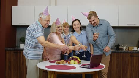 feliz familia haciendo sorpresa de cumpleaños enviando felicitaciones en línea con portátil durante el coronavirus
