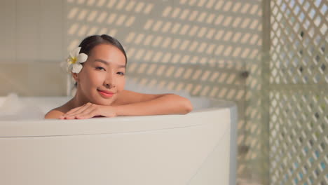 Asian-woman-enjoying-In-the-bath-with-foam,-bubbles