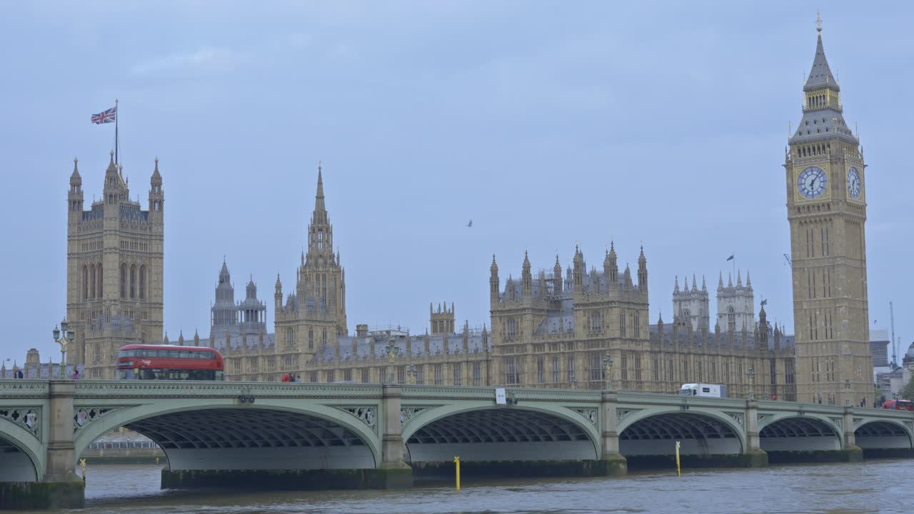 웨스트민스터 다리가 테임즈 강을 가로질러 국회의사당과 빅 벤을 배경으로, 영국 런던