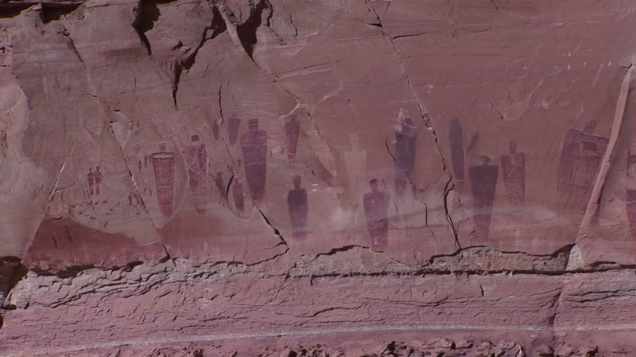 un zoom lento en petroglifos gigantes antiguos y misteriosos en el parque nacional canyonlands, utah