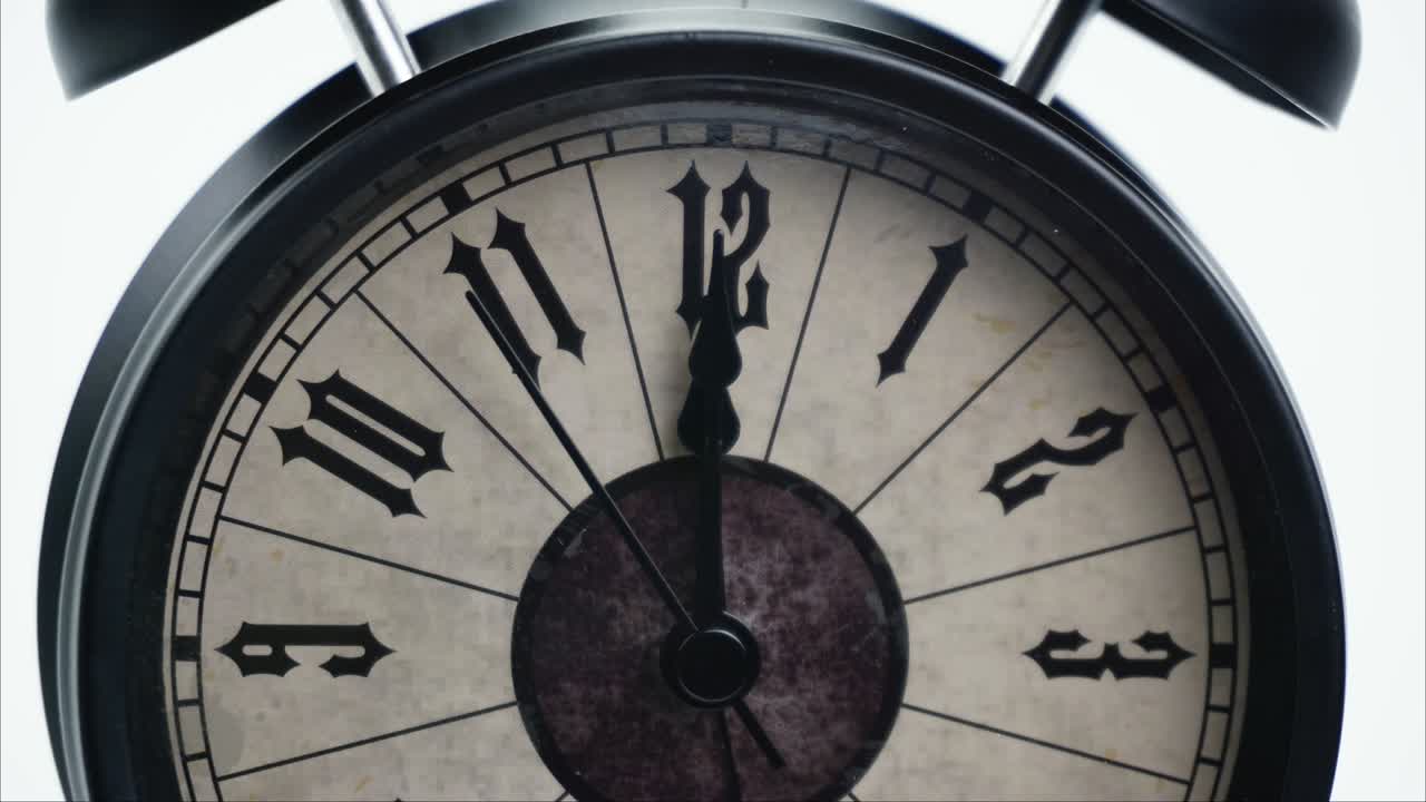 reloj de despertador negro clásico aislado hora de espectáculo 11:45 am o pm.