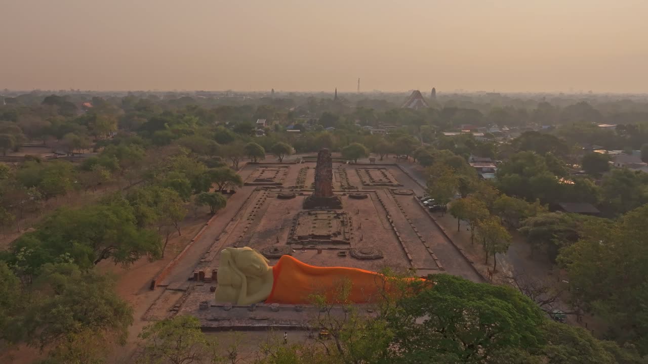 Immagine da drone del Buddha reclinato che riposa nella luce dorata, Ayutthaya