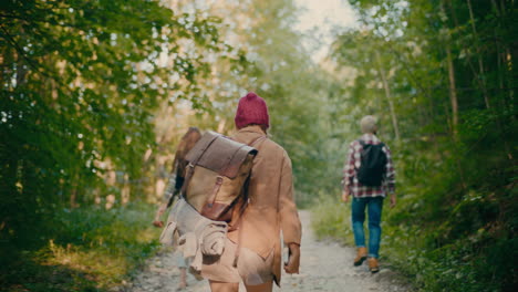 mujer llevando una mochila mientras explora el bosque