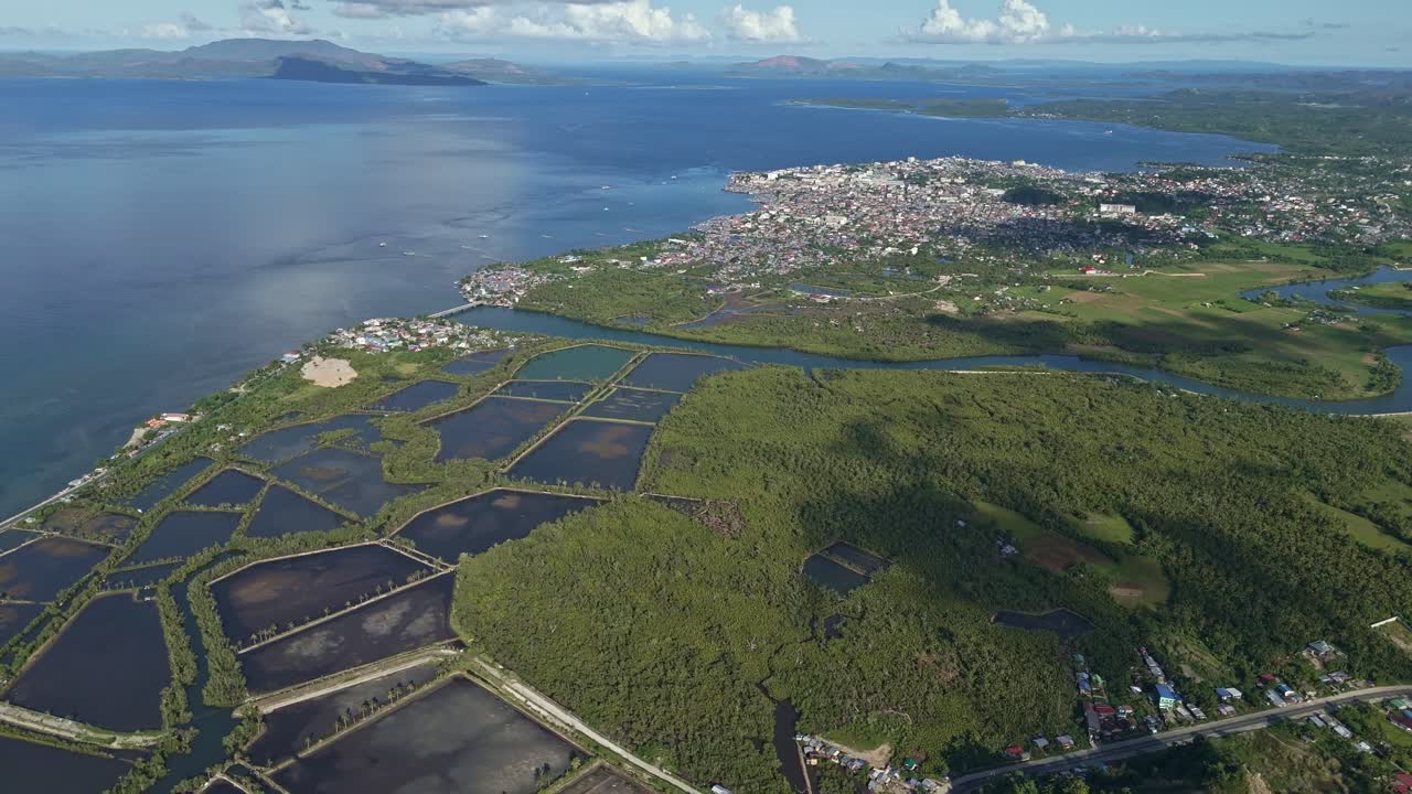 수리가오 해협의 인상적인 드론  ⁇ , 거대한 그룹의 수산업 물고기 연못과 울창한 저지대