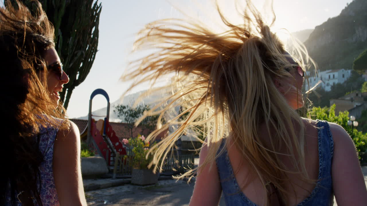 유럽 마을 에서 손잡고 고 있는 두 여자