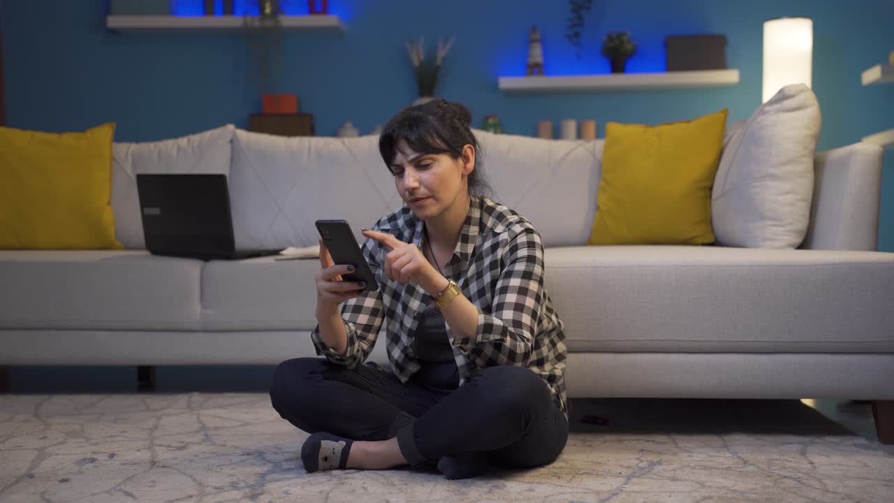 la mujer que lee las buenas noticias.