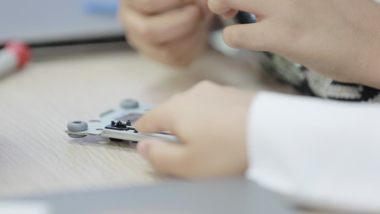 studente che impara come riparare il dispositivo