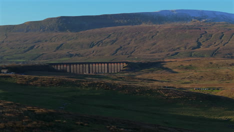 aumento del establecimiento de la toma de drone del viaducto de ribblehead y whernside