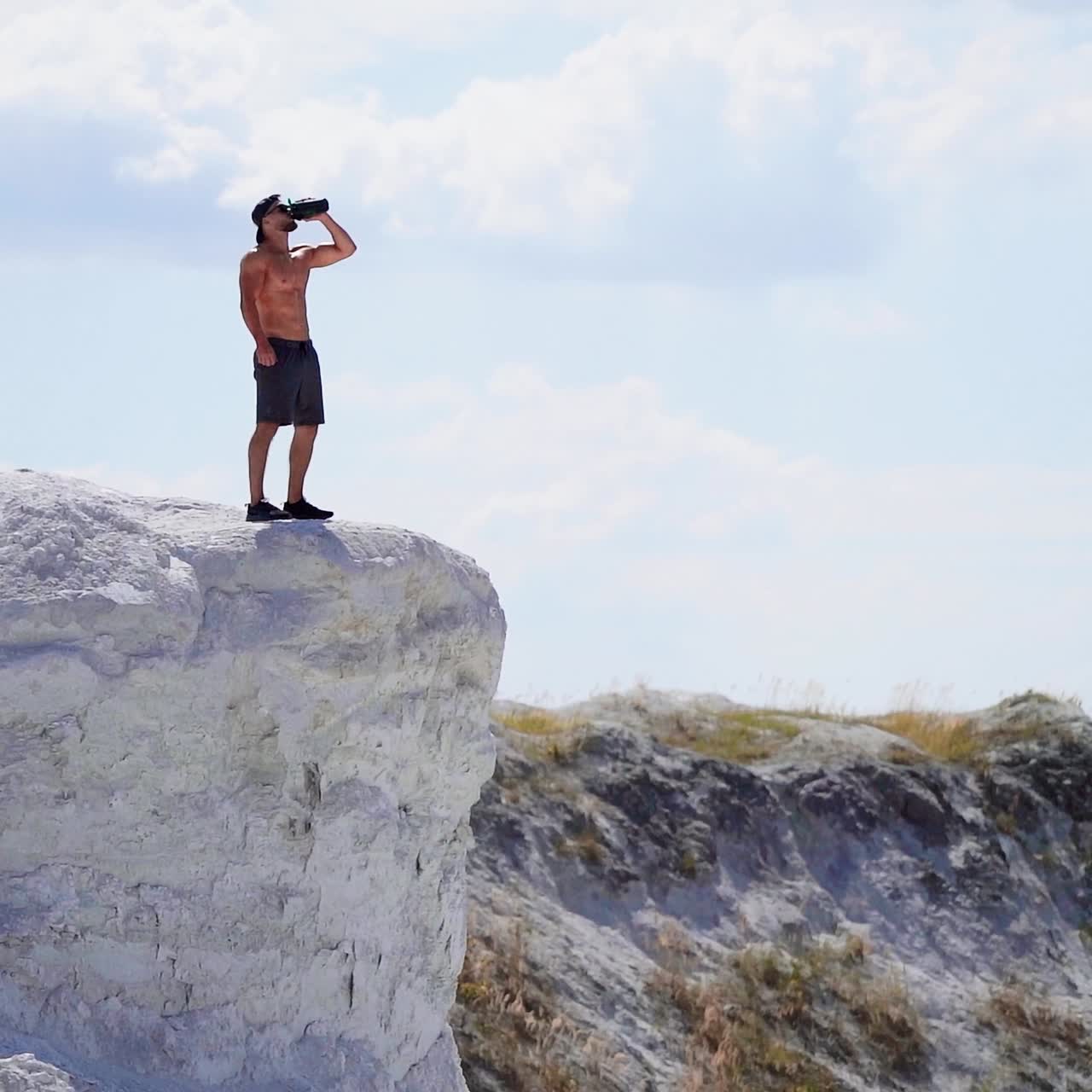 산 꼭대기에 서 있는 남자