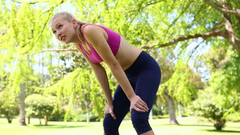 Fitte-Blondine-Joggt-Im-Park