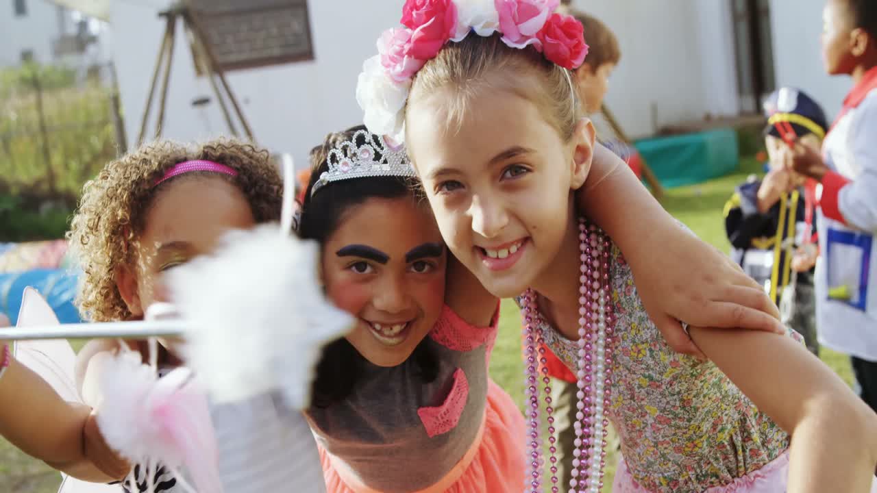 amigos felices en trajes 4k