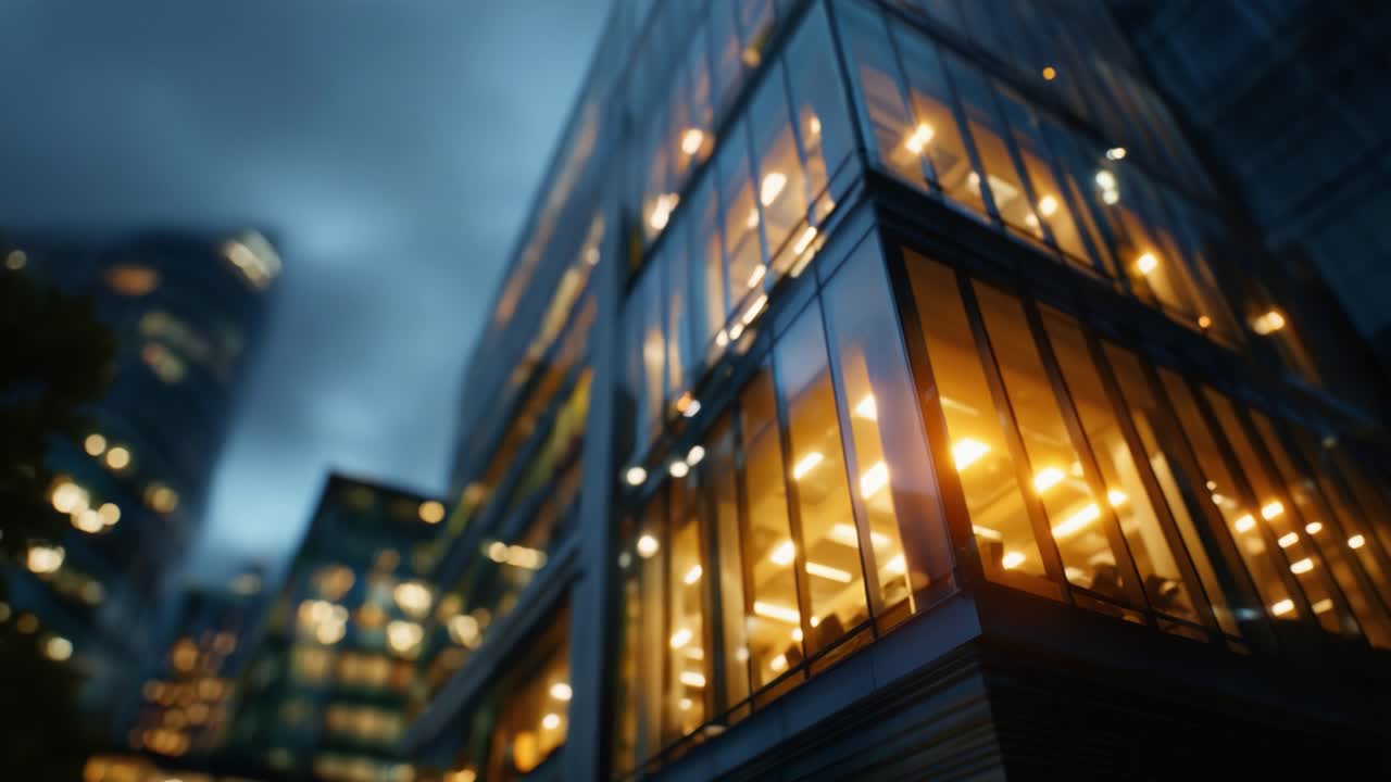 Arquitetura moderna cativante: fachada de vidro iluminada de um edifício contemporâneo exibindo design urbano com efeitos de iluminação impressionantes ao entardecer