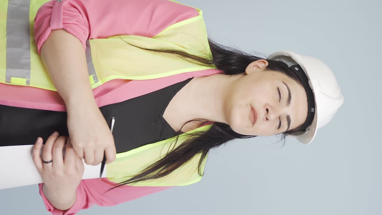 건설을 지켜보는 엔지니어의 수직 비디오는 사려 깊습니다.