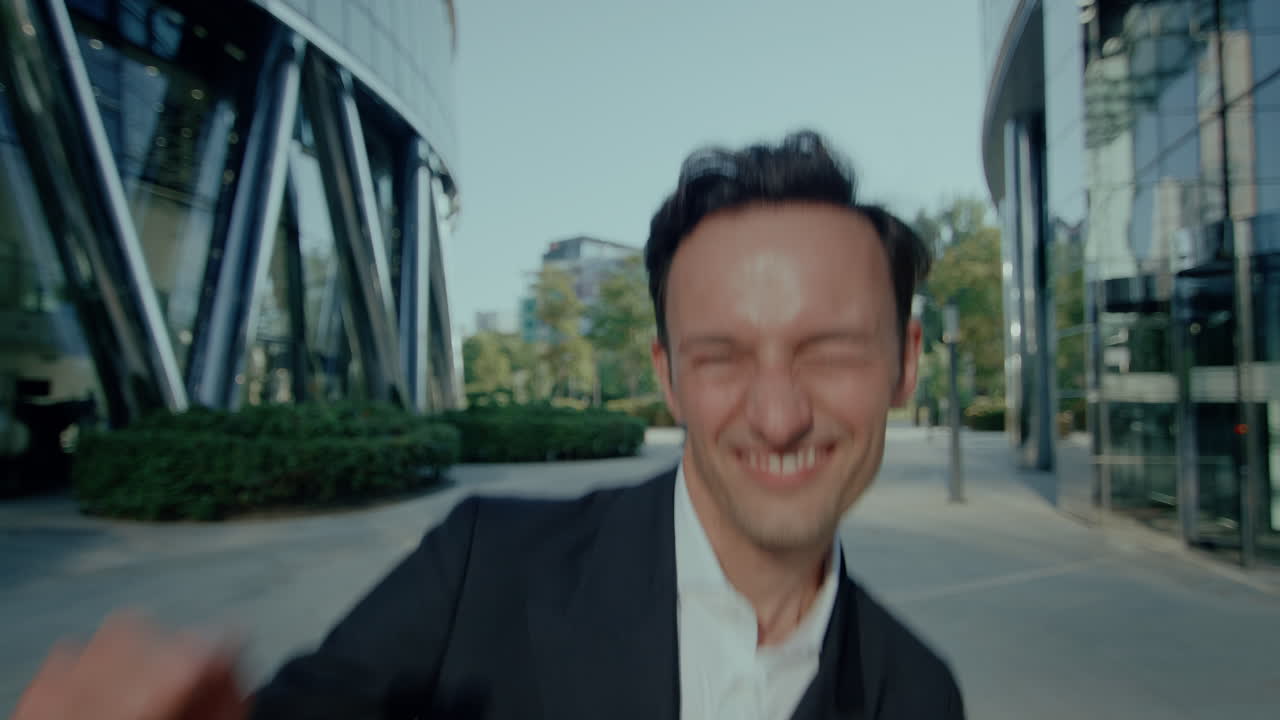 hombre de negocios feliz caminando con alegría