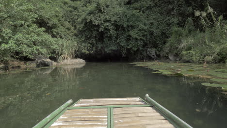 Barco-Navegando-Hacia-La-Oscura-Cueva-Del-Islote-Trang-An-Vietnam