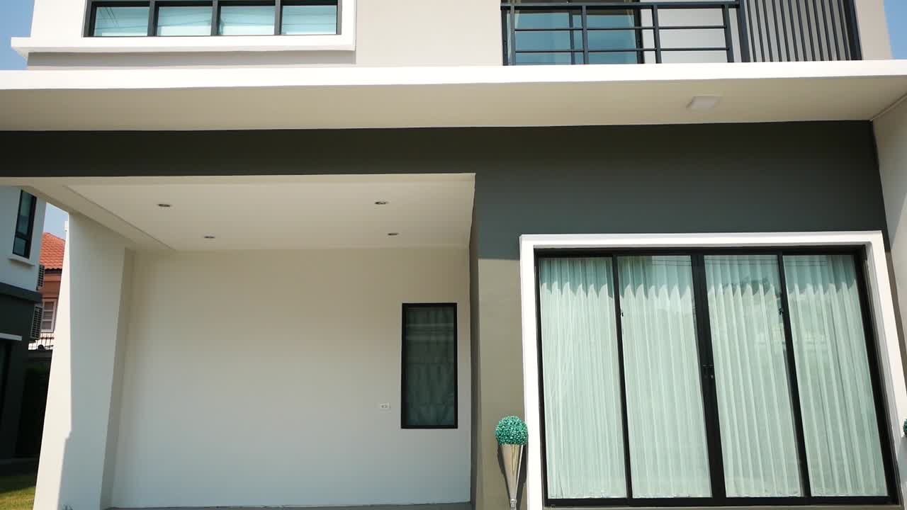 diseño exterior moderno de casa blanca y gris