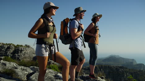 ejercicio, libertad y amigos de senderismo en una montaña