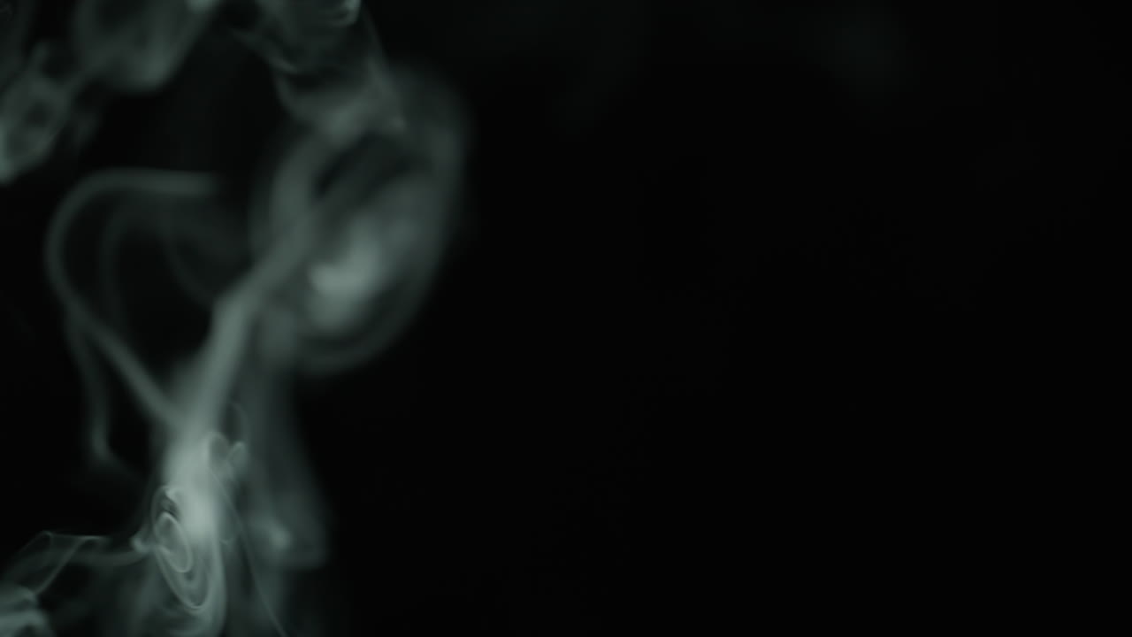 Primo piano di un sottile flusso di fumo proveniente da una candela spenta dopo la meditazione in studio