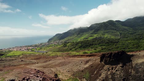 Imágenes-De-Drones-De-4k-De-La-Isla-De-Madeira-Cubierta-De-Nubes-En-El-Día-Soleado