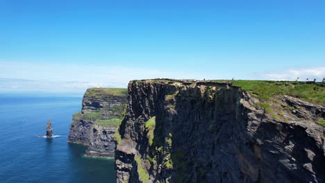Aerial-shot-of-Cliffs-of-Moher-edge-in-Ireland-on-a-sunny-summer-day,-lowering