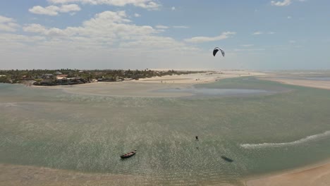 kitesurfista montando en la laguna tatajuba durante un día de viento