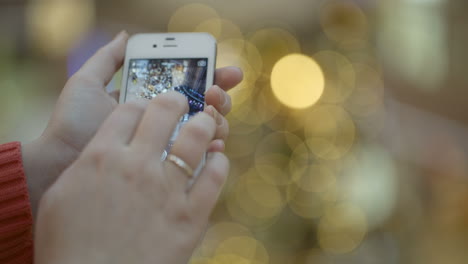 tomando fotos del árbol de navidad